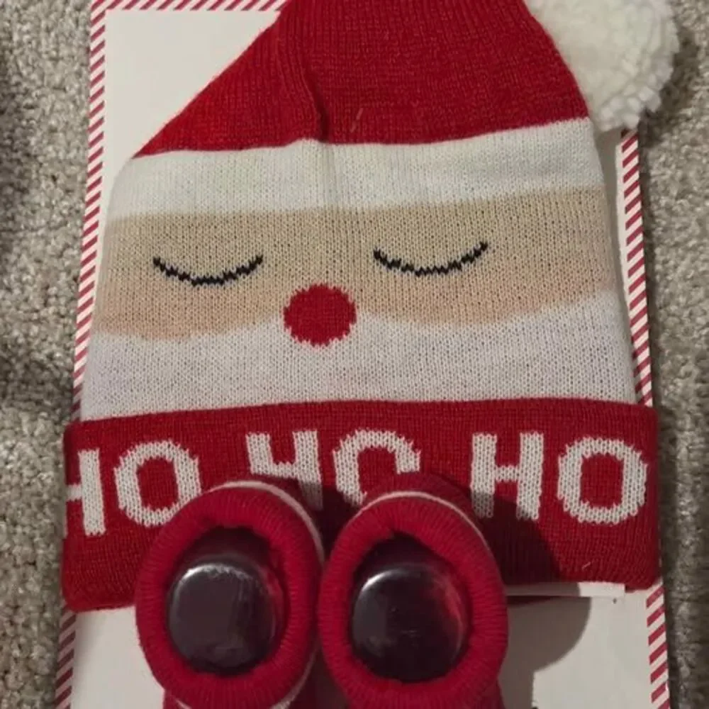 Baby holiday hat & bootie set, santa toy - Picture 2 of 6